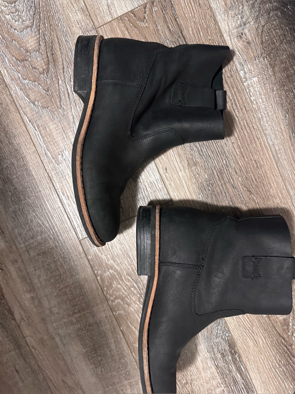 Roots Black Leather Chukka Boots with Tan Welt